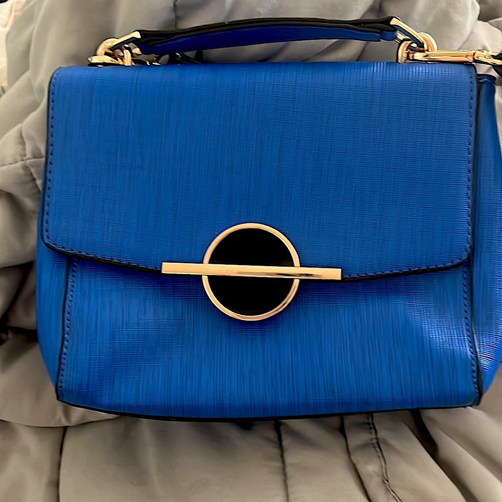 Small cute blue purse. Used only 2x. Removable and adjustable matching strap